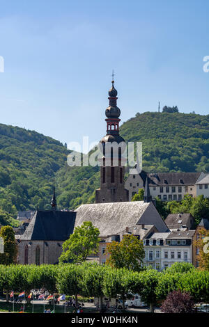 Vista sulla cittadina tedesca Cochem situato a Mosel River Valley, meta turistica in vino regio in Germania Foto Stock