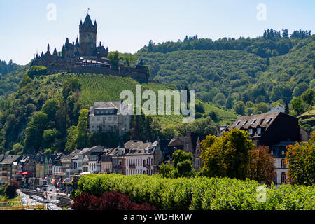 Vista sulla cittadina tedesca Cochem situato a Mosel River Valley, meta turistica in vino regio in Germania Foto Stock