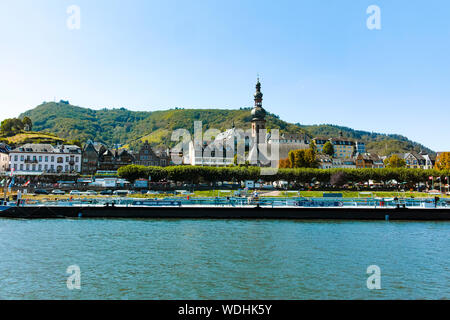 Vista sulla cittadina tedesca Cochem situato a Mosel River Valley, meta turistica in vino regio in Germania Foto Stock