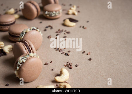 Il cioccolato macarons sfondo. Foto Stock