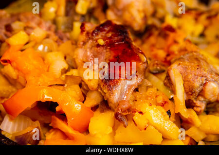 Patate fritte con giallo pomodori e carne. Foto di cibo. Sfondo. Posto per il testo. Foto Stock