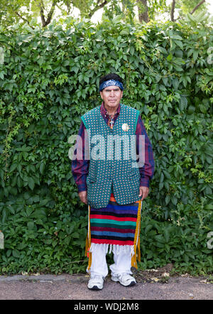 Geronimo Esquibel di Colorado Springs, Colorado, Apache la cui tribù è centrata nel Nuovo Messico, è stata tra i partecipanti a Colorado Springs Native American Inter-Tribal Powwow festival e in quella centrale della città di Colorado Foto Stock