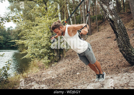 Uomo che lavora nella natura Foto Stock