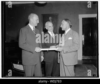 Ottiene nuovi post nel Bureau of Internal Revenue. Washington D.C., Sett. 20. Il segretario Henry Morgenthau presentando a John Philip Wenchel una commissione come Assistente generale Commissione per il Bureau of Internal Revenue, riuscendo Morrison Shafroth, rassegnata. Herman Oliphant, General Counsel per il Tesoro è mostrato nel centro. Un laureato dell'Università del Maryland, Wenchel è stato nel governo di servizio per 23 anni. 9/20/37 Abstract/medio: 1 negativi : vetro 4 x 5 in. o più piccolo Foto Stock