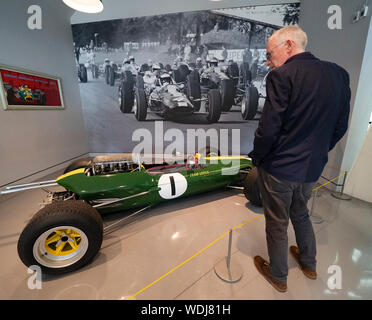 Duns, Scotland, Regno Unito. Il 29 agosto, 2019. Apertura ufficiale del nuovo Jim Clark Motorsport Museum a Duns, Berwickshire, UK. Il museo è stato inaugurato da Sir Jackie Stewart e viene azionato ma Jim Clark fiducia. Nella foto. Visitatore ispeziona outs 49 auto da corsa. Credito: Iain Masterton/Alamy Live News Foto Stock