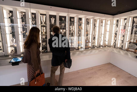 Duns, Scotland, Regno Unito. Il 29 agosto, 2019. Apertura ufficiale del nuovo Jim Clark Motorsport Museum a Duns, Berwickshire, UK. Il museo è stato inaugurato da Sir Jackie Stewart e viene azionato ma Jim Clark fiducia. Nella foto. Nuovo trofeo camera presso il museo. Credito: Iain Masterton/Alamy Live News Foto Stock