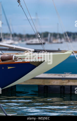 Classic a dodici metri di yacht sul dock a Newport, RI durante il 2019 a dodici metri di mondi. Foto Stock