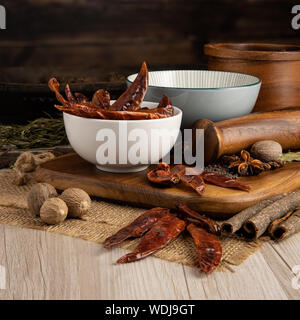 Cayenne Chili secchi cialde in una ciotola e preparazione del cibo e cucina impostazione Foto Stock