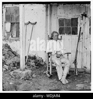 Gettysburg, Pa. L. di John Burns, il vecchio eroe di Gettysburg, con la pistola e stampelle Abstract: Selezionato Guerra civile fotografie, 1861-1865 Foto Stock