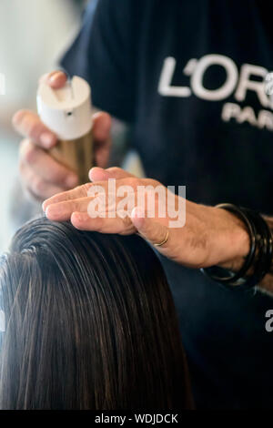 Lo styling dei capelli su un modello di backstage. Il designer di moda spagnolo, Custo Dalmau per Custo Barcellona, ha presentato la sua collezione Primavera-Estate 2020 collezione di moda Foto Stock