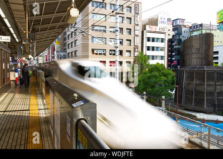 Un Japan Railways (JR) il treno superveloce Shinkansen velocità nella piattaforma alla stazione di Nagoya Foto Stock