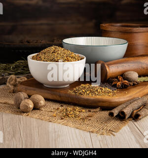 CONDIMENTO DI PIRI in una ciotola e preparazione del cibo e set da cucina Foto Stock