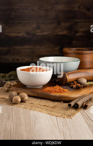 Polvere di pomodoro secco in una ciotola e preparazione del cibo e set da cucina Foto Stock