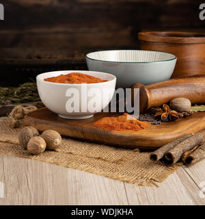 Polvere di pomodoro secco in una ciotola e preparazione del cibo e set da cucina Foto Stock