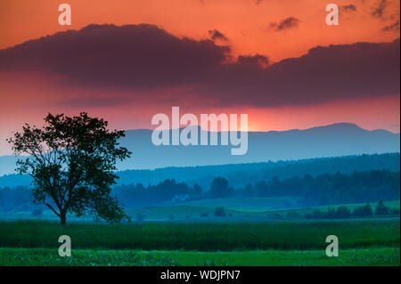 Colorato tramonto e nuvole sopra Mt. Mansfield a Stowe Vermont, USA Foto Stock