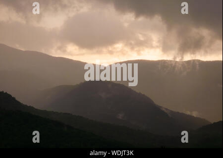 Nuvole e colorato tramonto sulla Valle del Nebraska in Stowe Vermont., STATI UNITI D'AMERICA Foto Stock