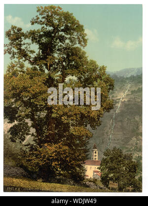 Giornico, chiesa e la cascata del San Gottardo, ferroviaria svizzera stampa n. 1247. Forma parte del: Viste della Svizzera nella stampa Photochrom collection. Titolo da Detroit Publishing Co., catalogo J-sezione estera, Detroit, Michigan. : Detroit Publishing Company, 1905. Foto Stock