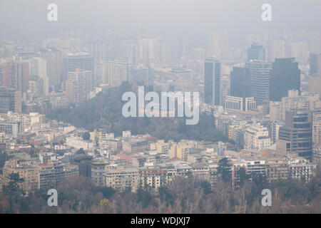 Santa Lucia Hill e Lastarria in pericolosi livelli di inquinamento atmosferico invernale, Santiago, Cile Foto Stock