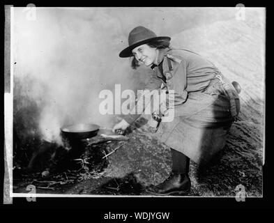 Girl Scouts Abstract/medio: 1, negativo : vetro 8 x 6 in. Foto Stock