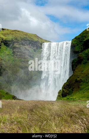 Skogafoss ripida cascata nel sud dell'Islanda in una giornata di sole in estate Foto Stock