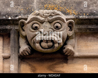 ABBINGDON, OXFORDSHIRE, UK - 01 LUGLIO 2008: Gargoyle con un volto divertente all'Abbazia di Abingdon Foto Stock