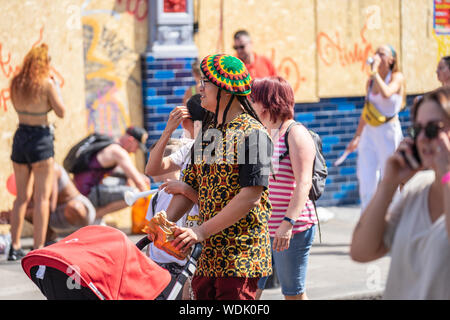 Londra, UK, 25 agosto 2019.Il colore dei Caraibi arriva a ovest di Londra come carnevale di Notting Hill entra in pieno svolgimento con centinaia di migliaia di persone che unisce il Foto Stock