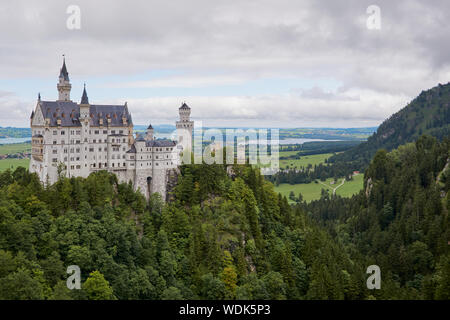 Vista della famosa attrazione turistica nelle Alpi bavaresi - il castello di Neuschwanstein infront di cielo blu e la natura / Estate 2019 Foto Stock