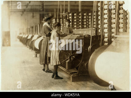 Le ragazze in funzione le macchine di orditura in Loray mill, Gastonia, N.C. Molti ragazzi e ragazze molto più giovane. Boss accuratamente evitato di loro, e quando ho cercato di ottenere una foto che dovrebbe includere una mite di un ragazzo che lavora in una macchina, egli fu rapidamente spazzato fuori gamma. Egli non è qui, è venuto solo per aiutare un po'. Abstract: Fotografie dal record della Nazionale di Lavoro Minorile Comitato (USA) Foto Stock