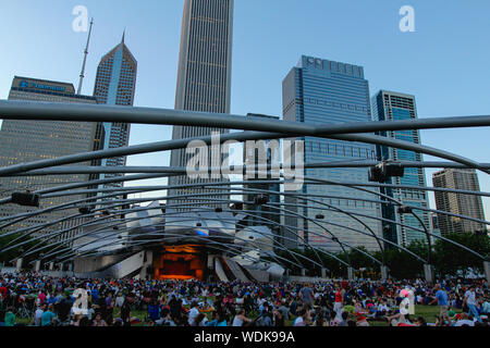 Il Chicago skyline vista dal grande prato presso il Jay Pritzker Pavilion di Millenium Park Foto Stock