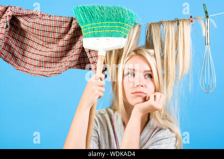 Vintage governante di donna. Cameriera o casalinga si preoccupa di casa. Madre impegnata. emotivo casalinga retrò. Il Multitasking mom. Eseguire differenti Househo Foto Stock