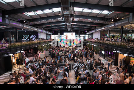 Boxpark Wembley host Francesca Allen e Jack Fowler all amore isola: l'esperienza con: atmosfera dove: Londra, Regno Unito quando: 29 lug 2019 Credit: Phil Lewis/WENN.com Foto Stock