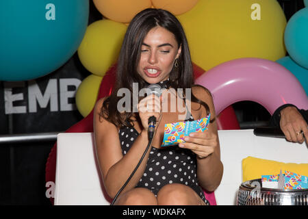 Boxpark Wembley host Francesca Allen e Jack Fowler all amore isola: l'esperienza con: Francesca Allen dove: Londra, Regno Unito quando: 29 lug 2019 Credit: Phil Lewis/WENN.com Foto Stock