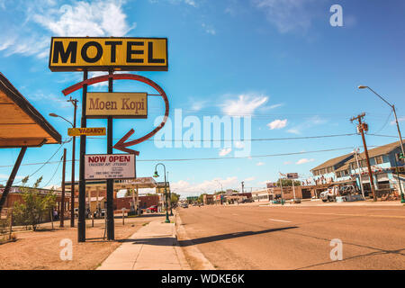 Holbrook, Arizona / STATI UNITI D'America - 3 Agosto 2919: Moen Kofi Motel segno Foto Stock