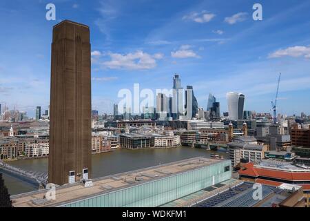 London, Regno Unito - 29 August 2019: Lo skyline visto dal decimo piano galleria di visualizzazione alla Tate Modern. Foto Stock