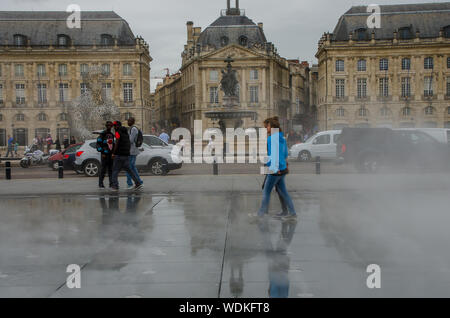 Le persone camminare in acqua specchio della Place de la Bourse di Bordeaux. Settembre 2013. Francia Foto Stock