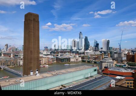 London, Regno Unito - 29 August 2019: Lo skyline visto dal decimo piano galleria di visualizzazione alla Tate Modern. Foto Stock