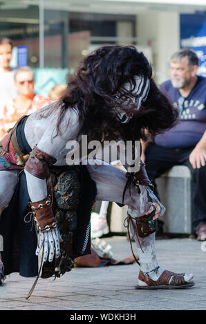 Maya danza eseguita dal rituale messicano Maya teatro sulla strada di Liverpool. L'uomo indossa il tradizionale popolo Maya costume e make up. Foto Stock