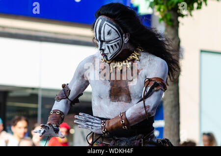 Maya emotiva danza eseguita dal rituale messicano Maya artista teatrale sulla strada di Liverpool. L'artista indossa il tradizionale popolo Maya costume. Foto Stock