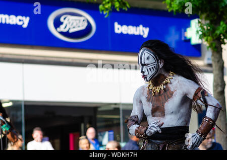 Maya emotiva danza eseguita dal rituale messicano Maya artista teatrale sulla strada di Liverpool. L'artista indossa il tradizionale popolo Maya costume. Foto Stock