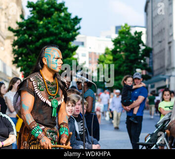 Il guerriero Maya riproduce il tamburo. Rituale Maya artista teatrale dal Messico sulla strada di Liverpool. L'artista indossa il tradizionale costume di Maya. Foto Stock