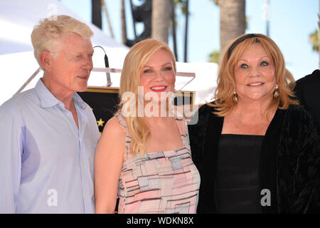 Los Angeles, Stati Uniti d'America. Il 29 agosto, 2019. LOS ANGELES, CA. Agosto 29, 2019: Kirsten Dunst, Klaus Dunst & Inez Rupprecht all'Hollywood Walk of Fame Star Cerimonia in onore di Kirsten Dunst. Credito Foto: Paul Smith/Alamy Live News Foto Stock