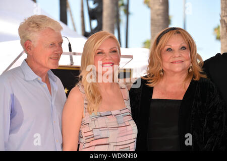 Los Angeles, Stati Uniti d'America. Il 29 agosto, 2019. LOS ANGELES, CA. Agosto 29, 2019: Kirsten Dunst, Klaus Dunst & Inez Rupprecht all'Hollywood Walk of Fame Star Cerimonia in onore di Kirsten Dunst. Credito Foto: Paul Smith/Alamy Live News Foto Stock