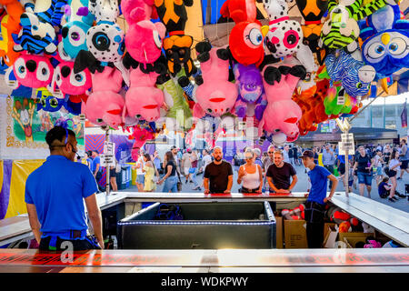 Gioco di Midway, animali imbalsamati, PNE Fair, Pacific National Exhibition, Hastings Park, Vancouver, British Columbia, Canada Foto Stock