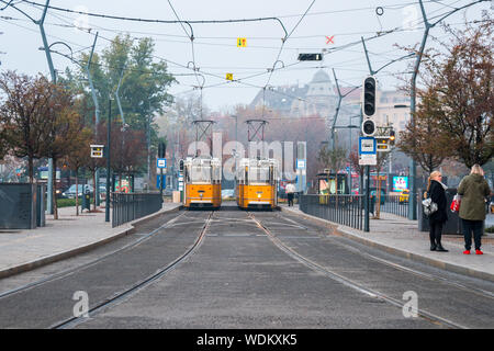 Budapest, Ungheria - 11.12.2018: Vecchio Stile tram gialli nel mezzo delle strade di Budapest. Il trasporto. Foto Stock