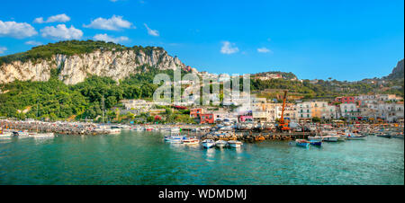 Vista panoramica della costa con mare wharf in Port Marina Grande sull isola di Capri. Regione Campania, Italia Foto Stock