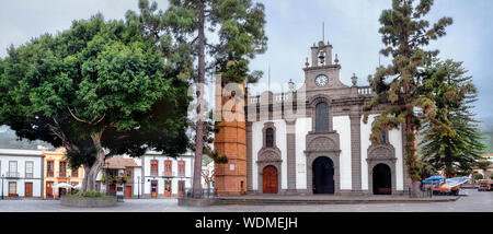 Vista panoramica della piazza con Basilica de Nuestra Senora del Pino (Madonna del Pino) in Teror. Gran Canaria, Spagna Foto Stock