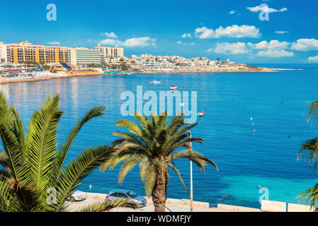 Vista del litorale di San Julian's Bay e a Sliema. Malta Foto Stock