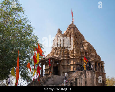 Popolo Indiano a piedi fino al Tempio Matangeshvara, Khajuraho Gruppo di monumenti, Khajuraho, Madhya Pradesh, India, Asia Foto Stock