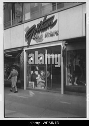 Calze di Gotham Shop, business a Madison Ave. e 59th Street, New York City. Abstract/medio: Collezione Gottscho-Schleisner Foto Stock