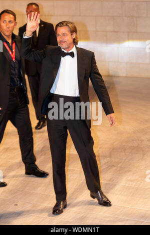 Venezia, Italia. Il 29 agosto, 2019. Brad Pitt onde ai suoi fan alla prima Mondiale di "Ad Astra' durante il 76° Festival del Cinema di Venezia al Palazzo del Cinema il 29 agosto 2019 a Venezia, Italia. Credito: Roberto Ricciuti/risveglio/Alamy Live News Foto Stock